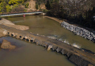 Un puente demasiado lejos: particular cierra acceso y deja aislados a vecinos